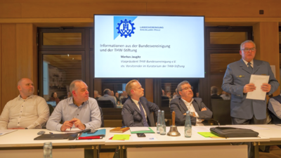Geschäftsführer Markus Heier, Präsident Jan Metzler (MdB), Vizepräsident Werner Vogt verfolgen den Bericht des Vizepräsidenten der THW-Bundesvereinigung e.V., Markus Jaugitz