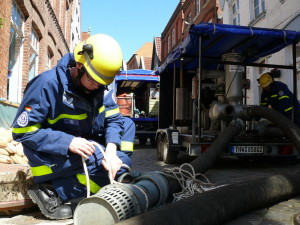 THW-Helfer beim Pumpeinsatz in Lauenburg (mit einer Spende / Mitgliedschaft können Sie unsere Arbeit unterstützen)